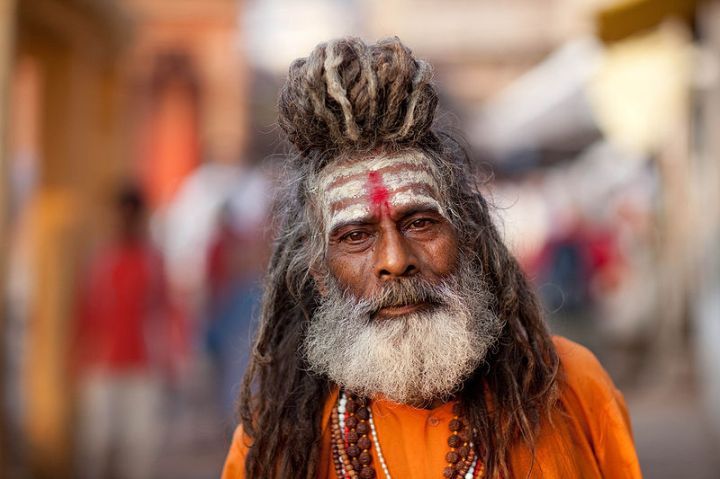 800px-Sadhu_Vârânasî_